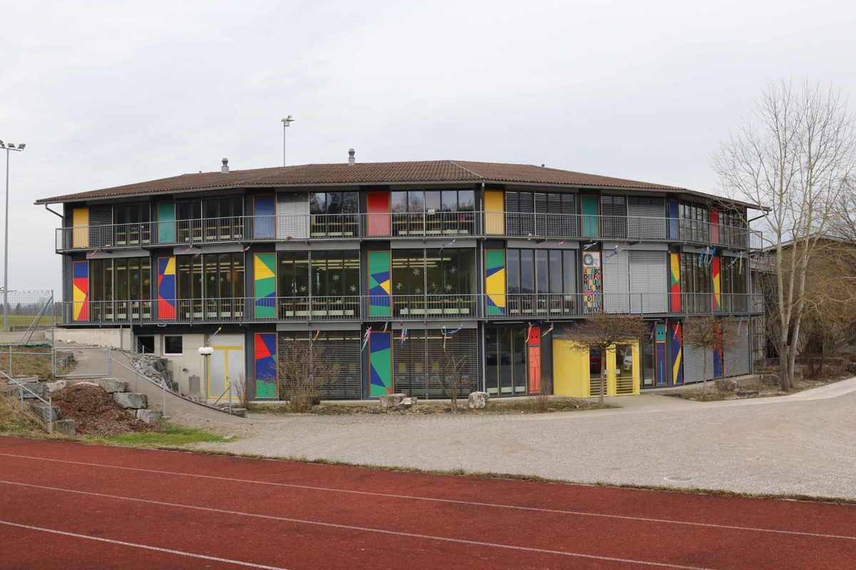 Der Neubau kommt zwischen dem Halbrundbau und der Tartanbahn zu stehen.