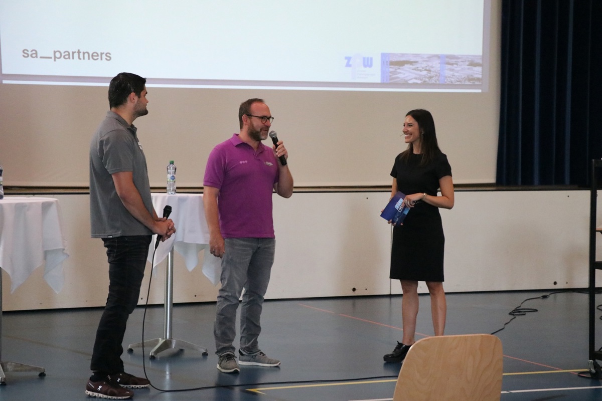 Schwinger Jeremy Vollenweider und Funktionär Frank Günthardt wurden von Tele-Züri-Moderatorin Vanessa Meier (v.l.) anlässlich der Weinlandkonferenz in Henggart zum Thema «Mis Wyland 2040» interviewt.