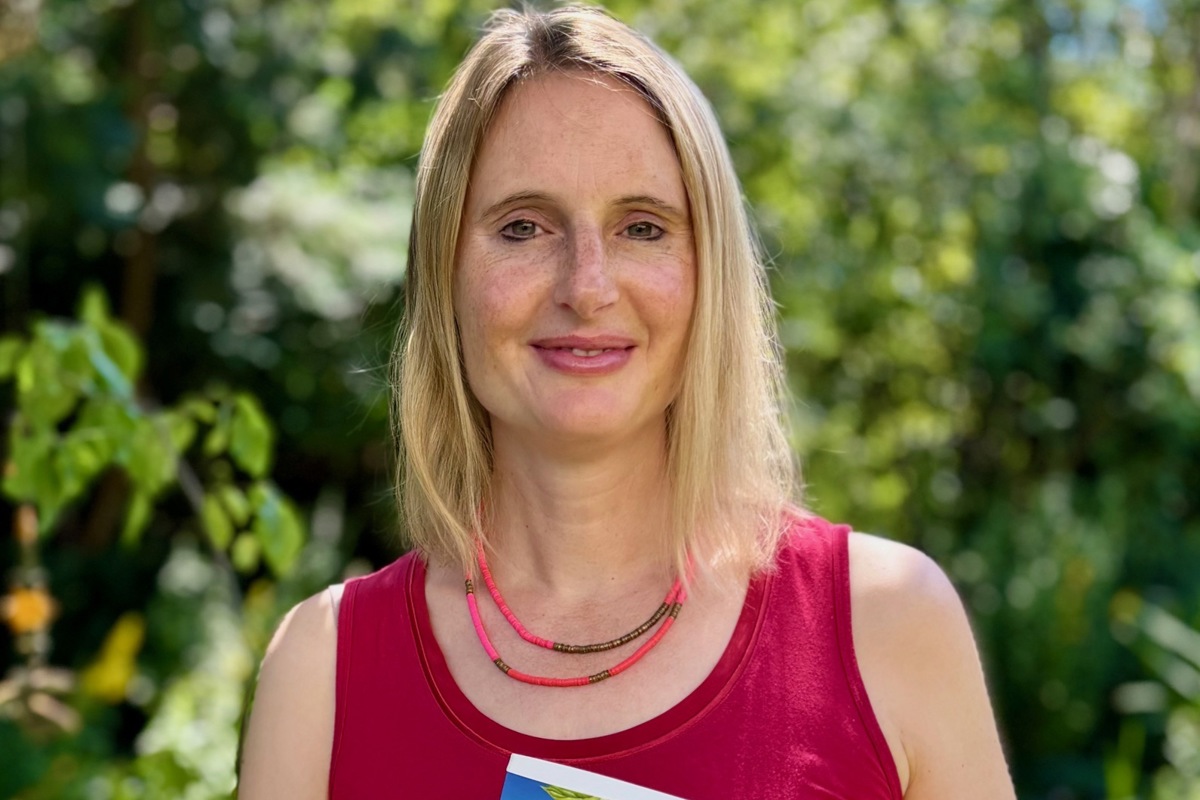 Sabina Brack ist Jahrgang 1981. Aufgewachsen ist sie in Diessenhofen. Seit vielen Jahren arbeitet sie in der Kommunikationsbranche und leitet internationale Tourismuskampagnen. Privat reist sie gern und mag sowohl die Ruhe der Berge als auch die Weite des Meeres. Sie lebt aktuell in Winterthur.