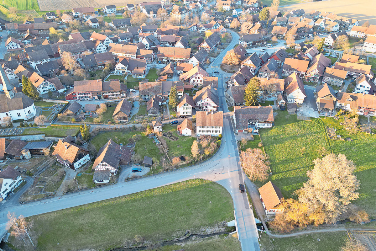Beim Pfarrhaus (unten Mitte) ist der Umschwung nicht als Freifläche definiert, bei einem nahen Bauernhof jedoch schon. In der Marthaler Kernzone werden die Dächer frei von Lukarnen und Solarzellen bleiben.