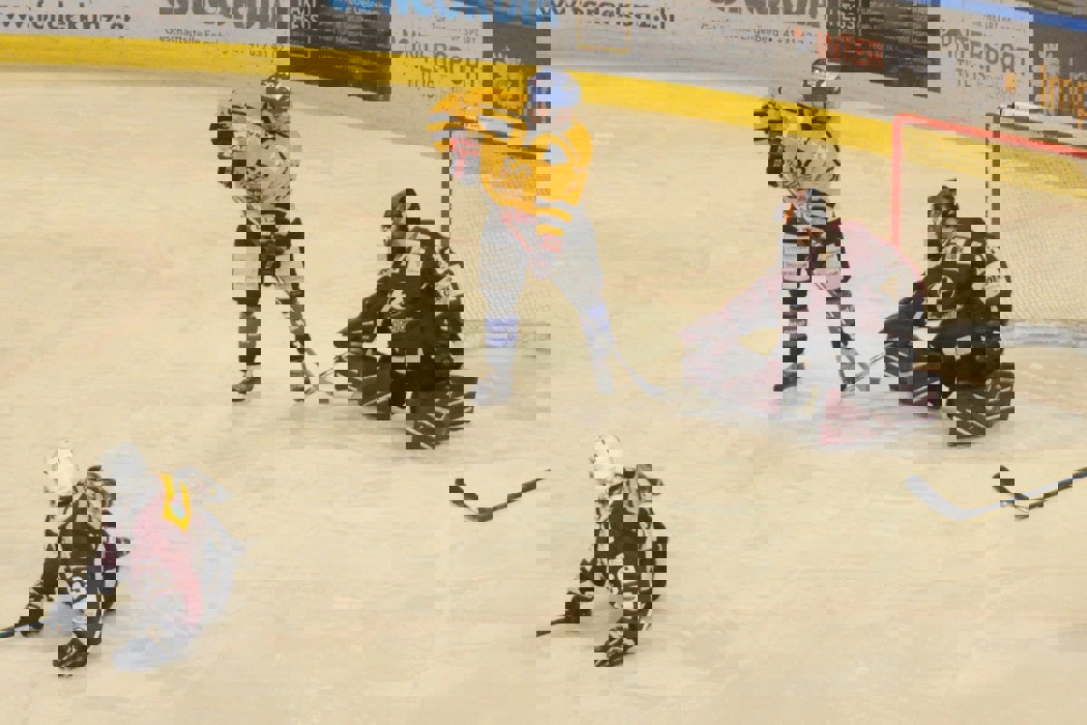 Georg Lieber (gelbes Trikot) trifft in doppelter Überzahl für den EHC Wilen-Neunforn. Georg Lieber (gelbes Trikot) trifft in doppelter Überzahl für den EHC Wilen-Neunforn.