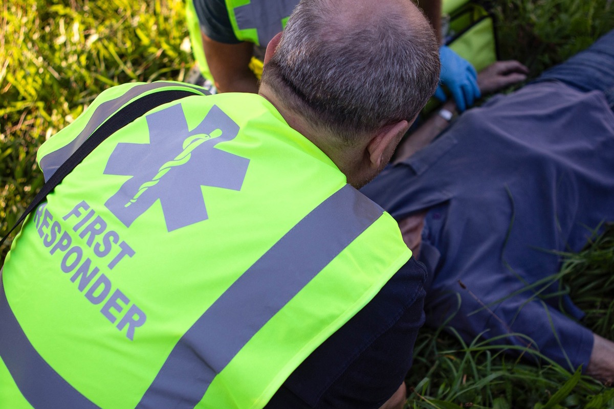 First Responder leisten bei einem Herz-Kreislauf-Stillstand Erste Hilfe.