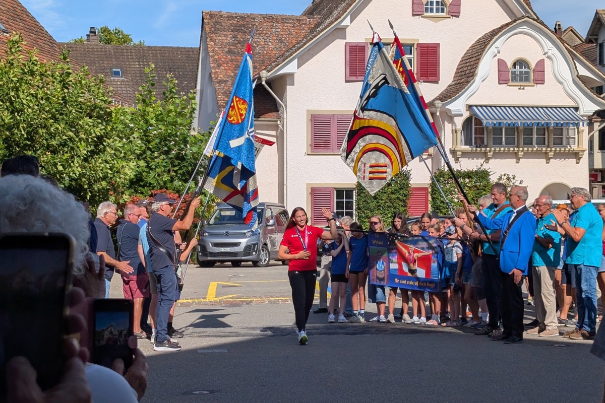 Die Vereine standen Spalier, als Angelica Moser den von weit über hundert Menschen gesäumten Marktplatz betrat.