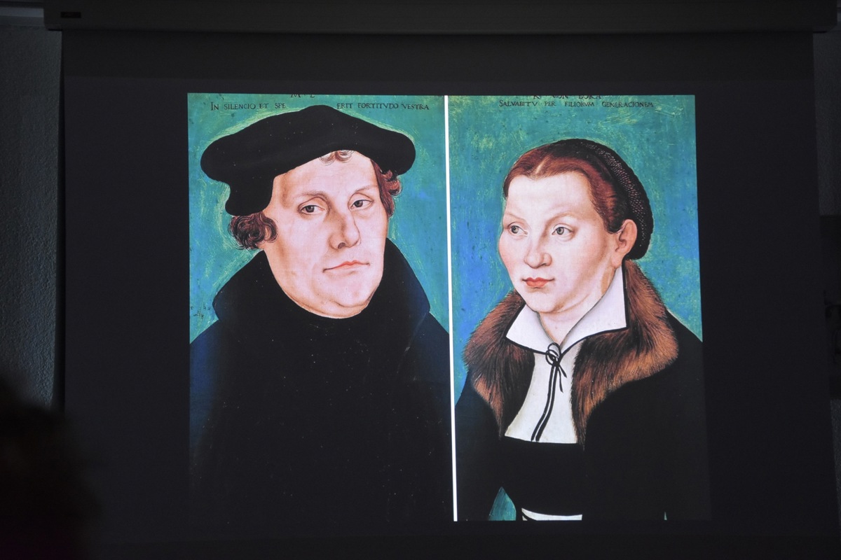 Die Porträts von Martin Luther (links) und seiner Frau Kathrina von Bora wurden von Lucas Cranach dem Älteren gemalt.