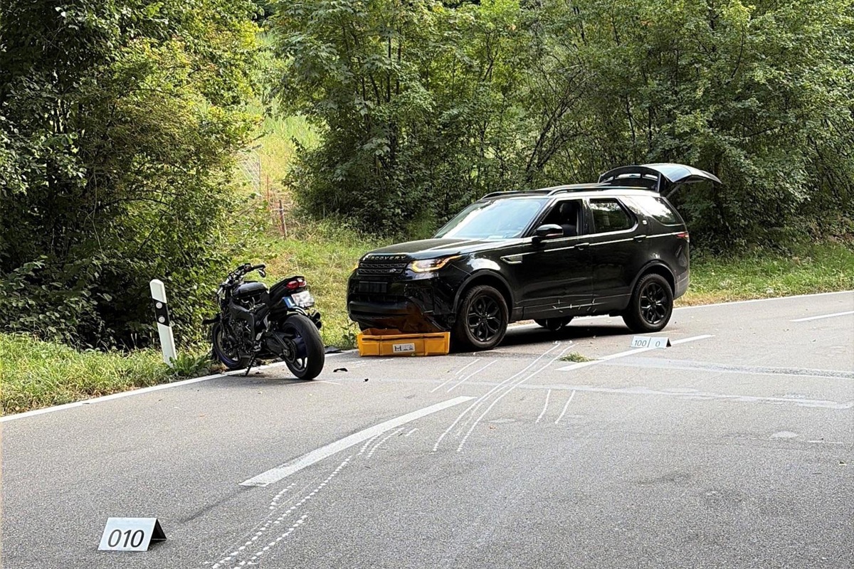 In einer Rechtskurve geriet der Lernfahrer auf die Gegenfahrbahn.