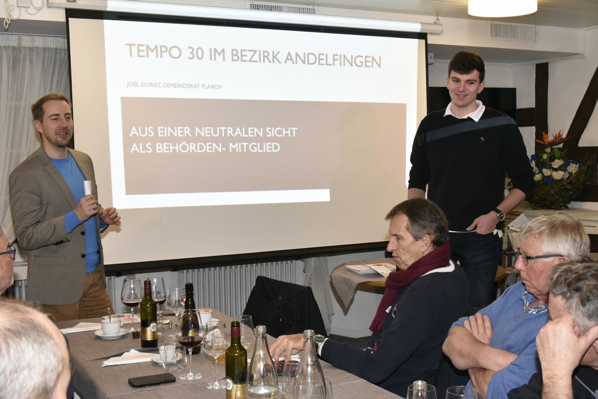 Joël Sigrist (rechts) referierte beim Polit-Dinner über Tempo-30-Massnahmen. Eingeladen worden war er von Stefan Stutz Joël Sigrist (rechts) referierte beim Polit-Dinner über Tempo-30-Massnahmen. Eingeladen worden war er von Stefan Stutz