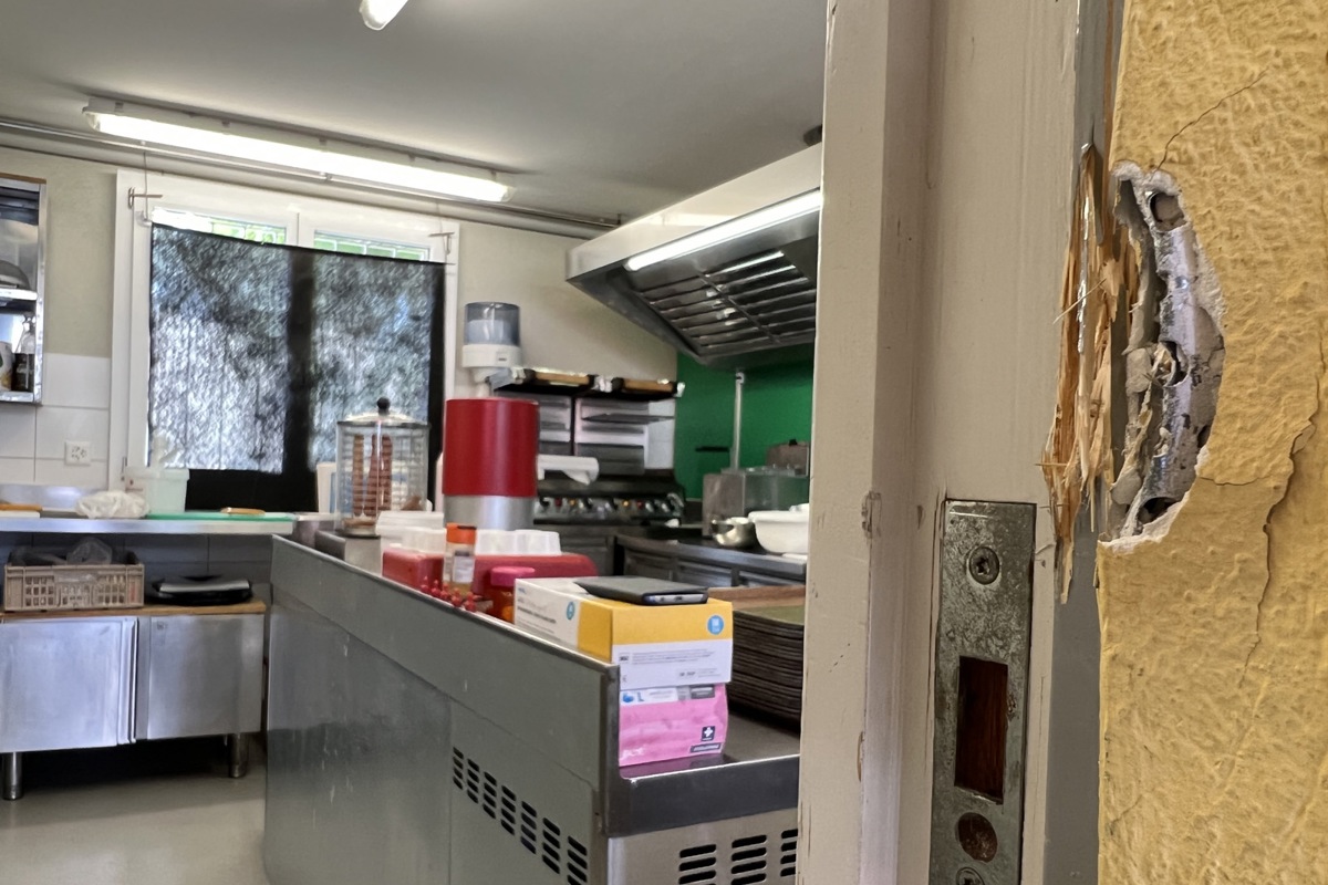 Vier Türen wurden aufgebrochen Vier Türen wurden aufgebrochen