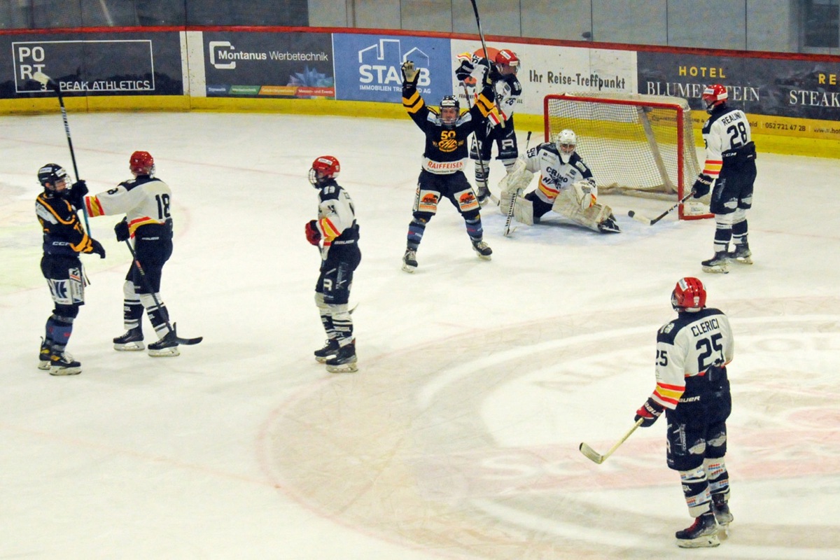 Dimitri Wey (ganz links im Bild) erzielte in der 14. Minute das 3:0. Am Ende setzte sich sein EHC Wilen-Neunforn klar mit 11:0 gegen die Gäste aus dem Tessin durch.