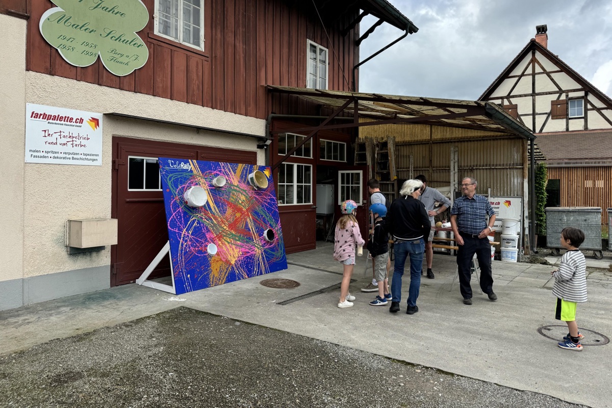 Bei der Farbpalette in Flaach galt es, Malerutensilien in die aufgeklebten Eimer zu werfen.