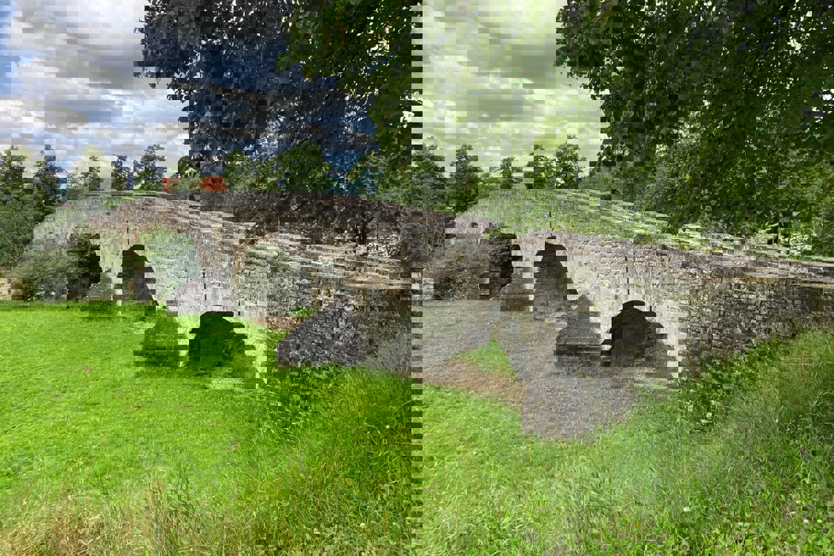 Der Veloweg führt über diese mittelalterliche Brücke unterhalb von Bischofszell.