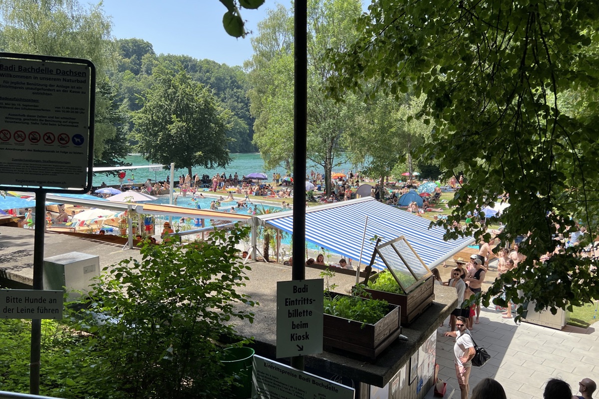 Tuch an Tuch auf der Liegewiese und eine Kolonne vor dem Kiosk: Blick in die Bachdelle am Sonntag um 14 Uhr.