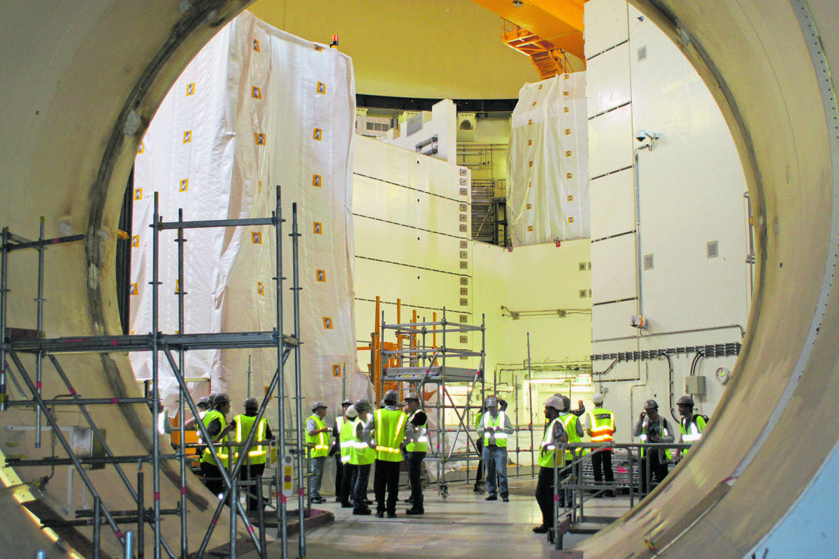 Teilnehmer einer Nagra-Medienreise besichtigen 2014 die im Bau befindliche Reaktorhalle in Olkiluoto (Finnland).