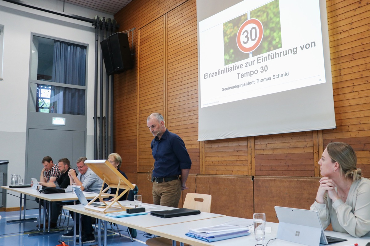 Gemeindepräsident Thomas Schmid erklärte die eingereichte Einzelinitiative zur Einführung von Tempo 30 auf Gemeindestrassen. Wie vom Gemeinderat empfohlen, lehnte die Versammlung die Initiative ab.