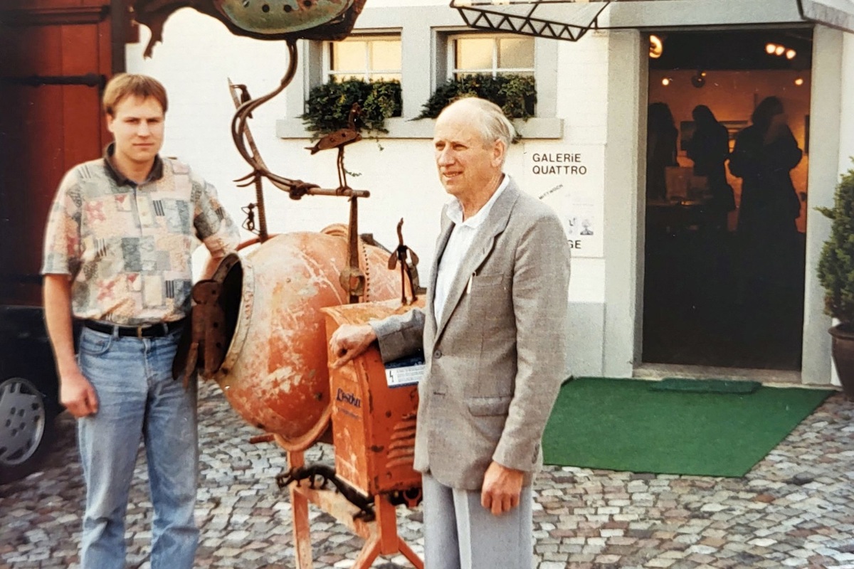 Albert Kramer (rechts) und Bernhard Kramer im Mai 1994 mit einer eher monumentalen Eisenplastik vor der Galerie Quattro in Glattfelden. Ein Klick auf das Bild öffnet die Vollansicht.