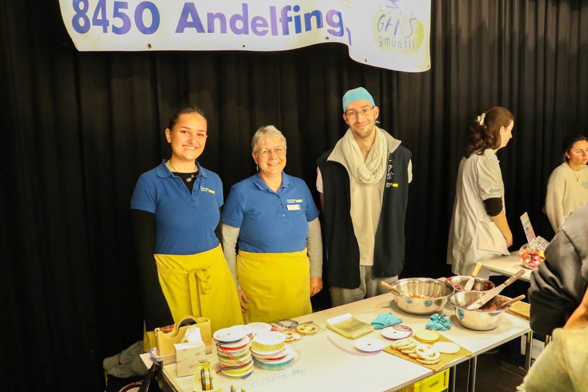 Sherry Eisenhut (Verkaufsleiterin), Doris Baggenstoos (Verkäuferin) und Amon Grünig (zweites Lehrjahr Bäcker/Konditor)vertraten die Bäckerei Gnädinger an der Tischmesse. Die Jugendlichen konnten Spitzbuben selbst befüllen und gleich üben, diese einzupacken. 