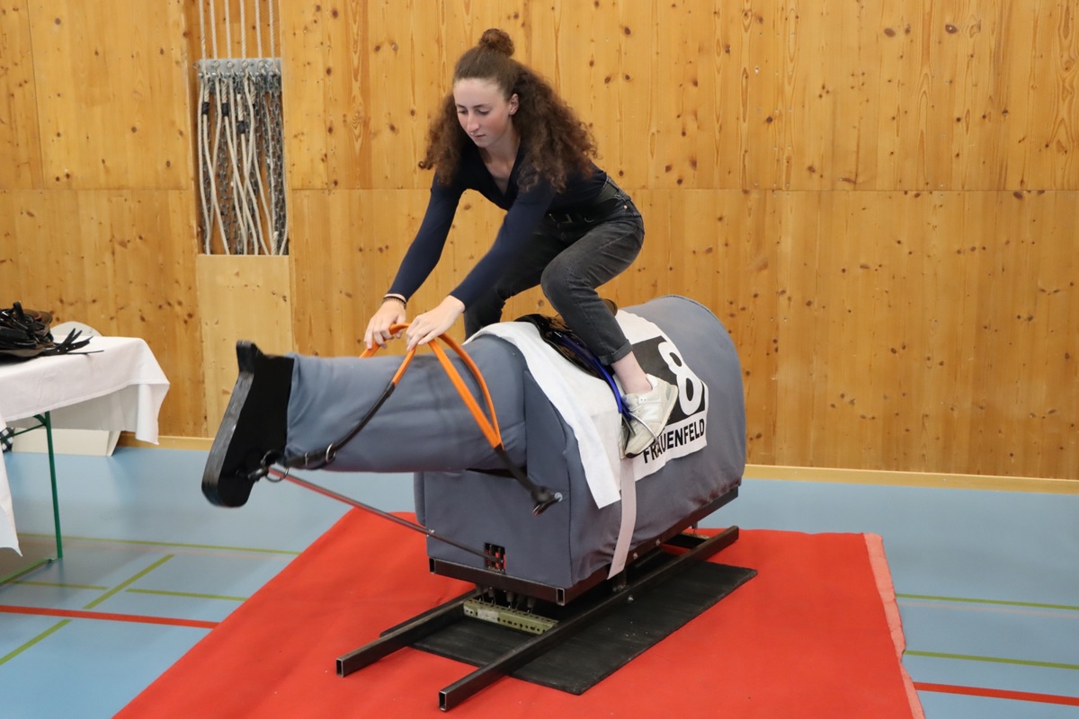 Das Publikum bestaunte ausgiebig den Reitsimulator…