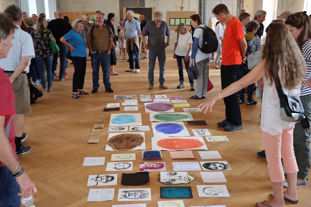 Die öffentlichen Rundgänge durch die Ausstellungsräume geraten jeweils zu inspirierenden Kulturspaziergängen, wie hier im August 2022. Die öffentlichen Rundgänge durch die Ausstellungsräume geraten jeweils zu inspirierenden Kulturspaziergängen, wie hier im August 2022.