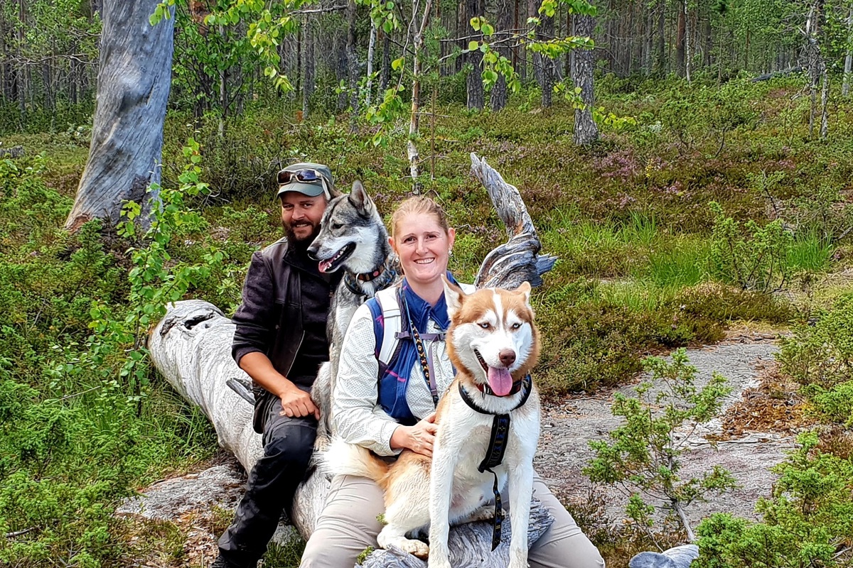 Michael Raschle und Manuela Steinmann mit zwei ihrer elf Huskys in ihrer zukünftigen Heimat in Lappland.