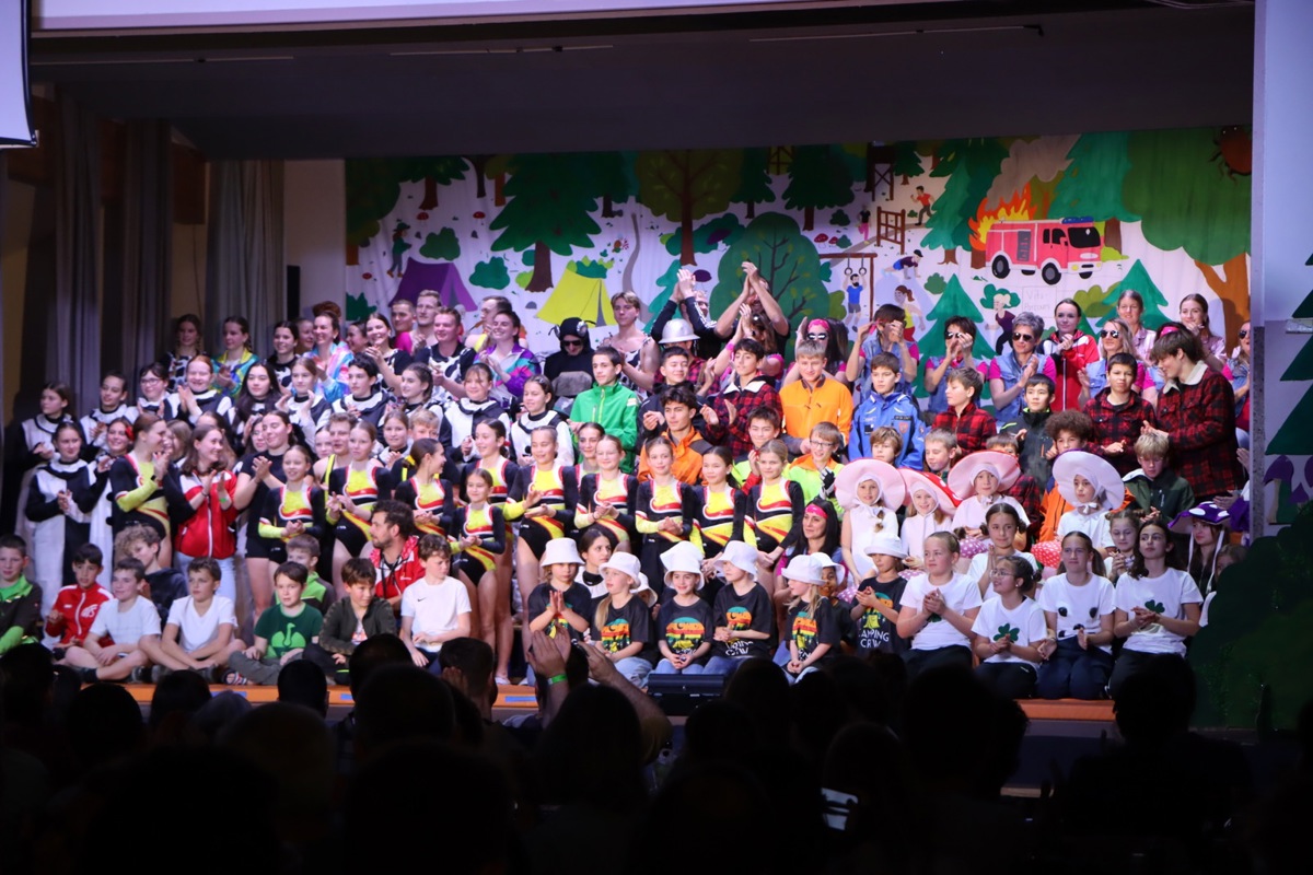 Fürs Schlussbild kamen längst nicht alle auf die Bühne, die mit vollem Einsatz zweimal für eine volle Halle gesorgt haben.