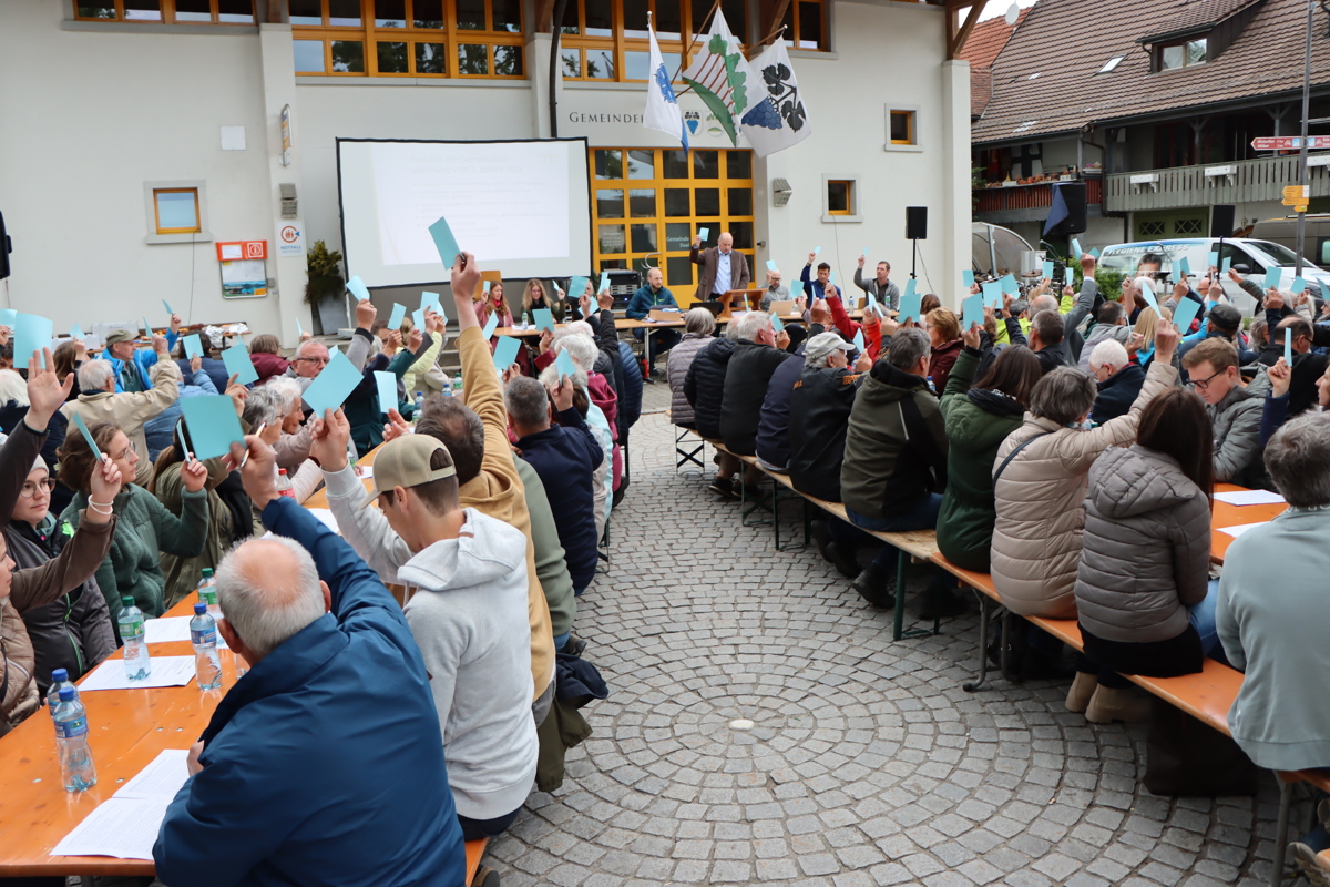 Alle 98 Stimmrechtskarten gingen bei der Abnahme des Vorjahresprotokolls in die Höhe, und auch alle anderen Traktanden wurden einstimmig beschlossen, mit Ausnahme eines Antrags.