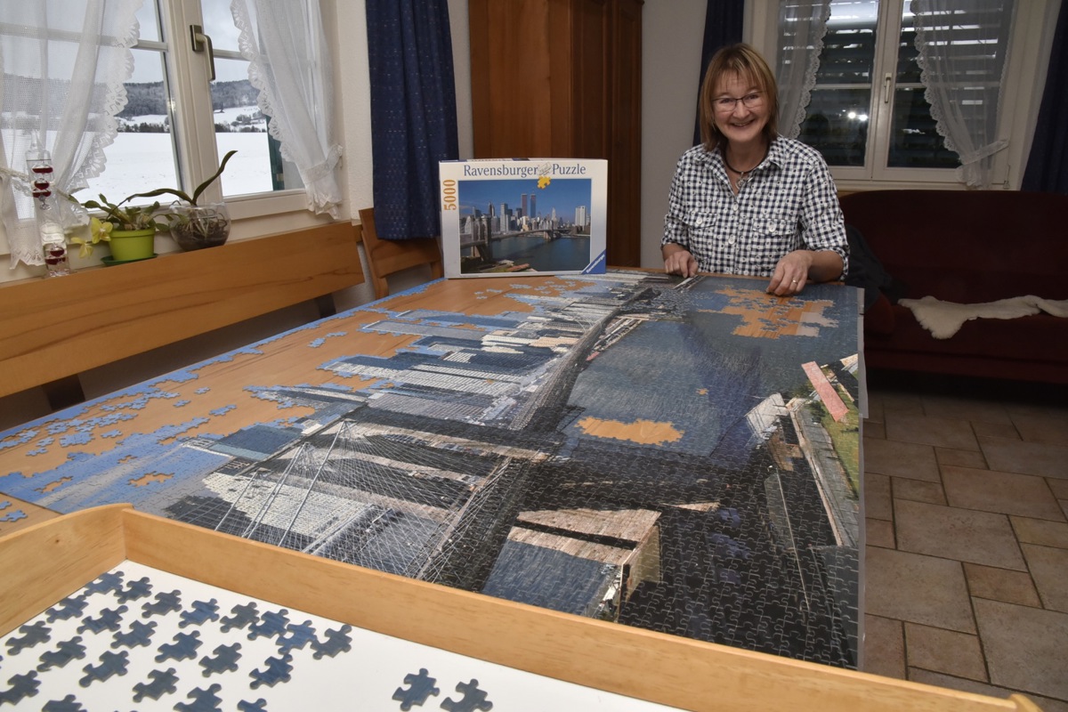 Claudia Erb setzt nicht nur am Internationalen Puzzletag ausgestanzte Teile zusammen – hier sind es 5000 Stück.