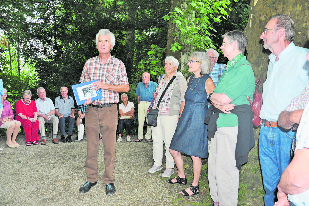 Der Schlossparkgärtner Christian Rüegsegger zeigte den Stiftungsmitgliedern Salomon Landolts Kaffeeplatz bei den heute riesigen Platanen.