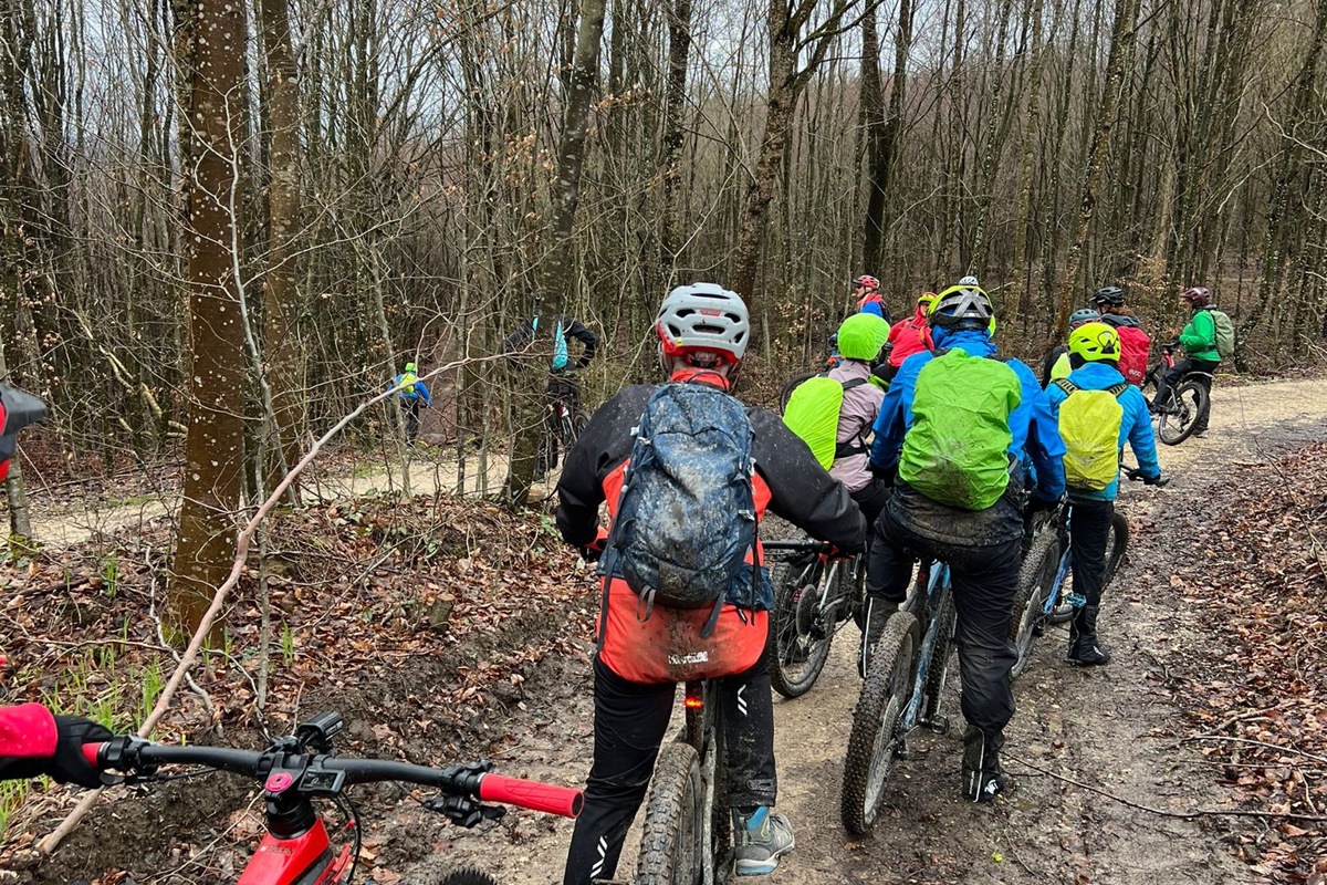 Die 14-köpfige Bike-Gruppe war im Cholfirstwald unterwegs und hatte gleich sieben Reifenschäden zu beklagen.