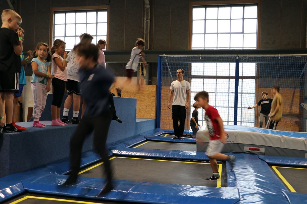 Vorübungen für schwierigere Tricks: Aufs Trampolin runterspringen und je nach Können mit Strecksprung