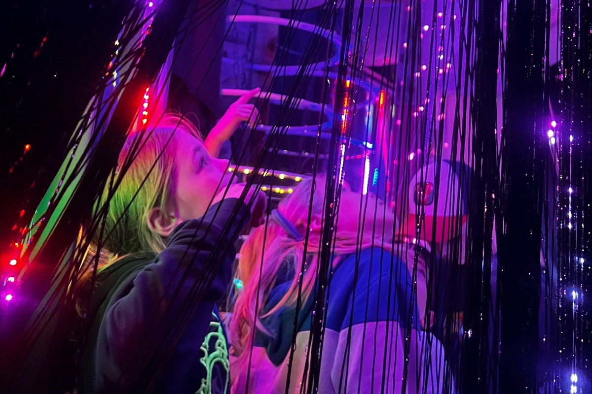 In der Zeitmaschine entdecken die jungen Agenten eine leuchtende, geheimnisvolle Welt.