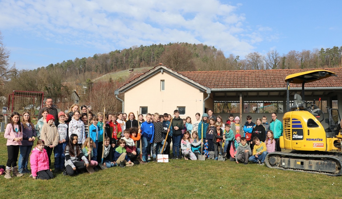 5_schulleiter-res-heimlicher-links-im-bild-organisierte-eine-zeitkapsel-die-wa-hrend-der-bauarbeiten-im-erweiterungsbau-einbetoniert-werden-soll_jbe6.jpg 5_schulleiter-res-heimlicher-links-im-bild-organisierte-eine-zeitkapsel-die-wa-hrend-der-bauarbeiten-im-erweiterungsbau-einbetoniert-werden-soll_jbe6.jpg
