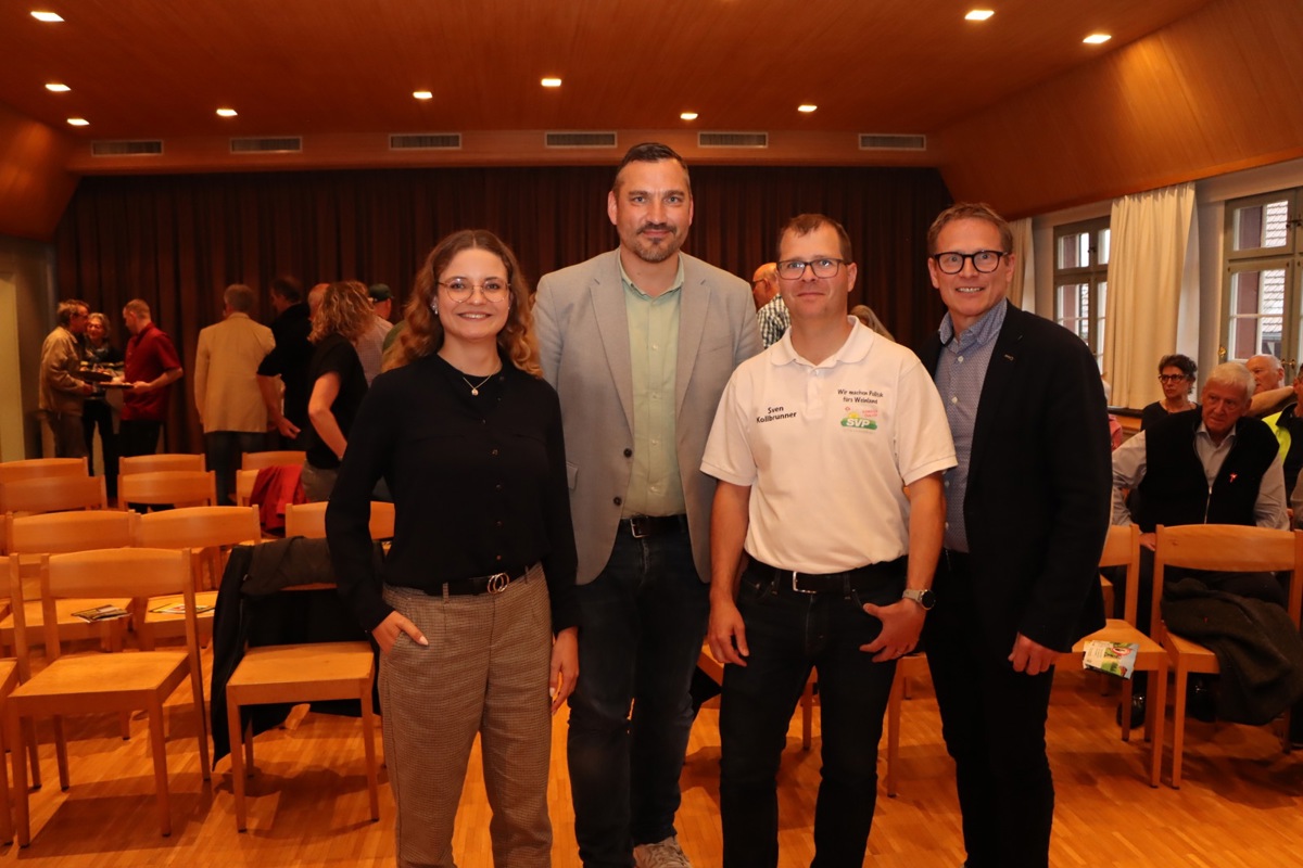 Sie kämpften mit viel Energie und guten Argumenten: Viviane Kägi (GLP, bald Kantonsrätin), Ivo Hasler (SP, Stadtrat Dübendorf und Kantonsrat), Sven Kollbrunner (SVP, Gemeinderat Trüllikon) und  Martin Hübscher (SVP, Wiesendangen, Nationalrat). Moderator im Saal der Marthaler «Stube» war Rainer Früh (nicht auf dem Bild).