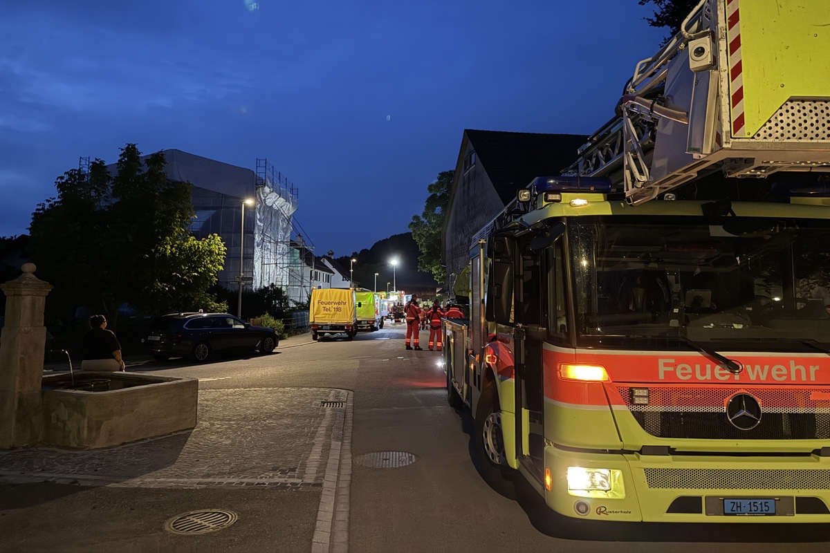 Grosseinsatz wegen eines Feuers auf dem Balkon, auf dem «unklare Chemikalien» brannten. Das Dach des Hauses (links) wurde nach der Explosion am 26. Juni 2024 noch nicht wieder repariert. Der Verursacher der Brände war jeweils derselbe.
