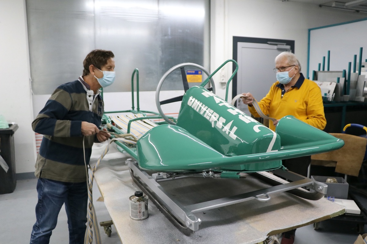 Marcus Schmid (links) und Urs Kern (beide Oldiebobclub Bivio) vollenden das Lehrlingsprojekt