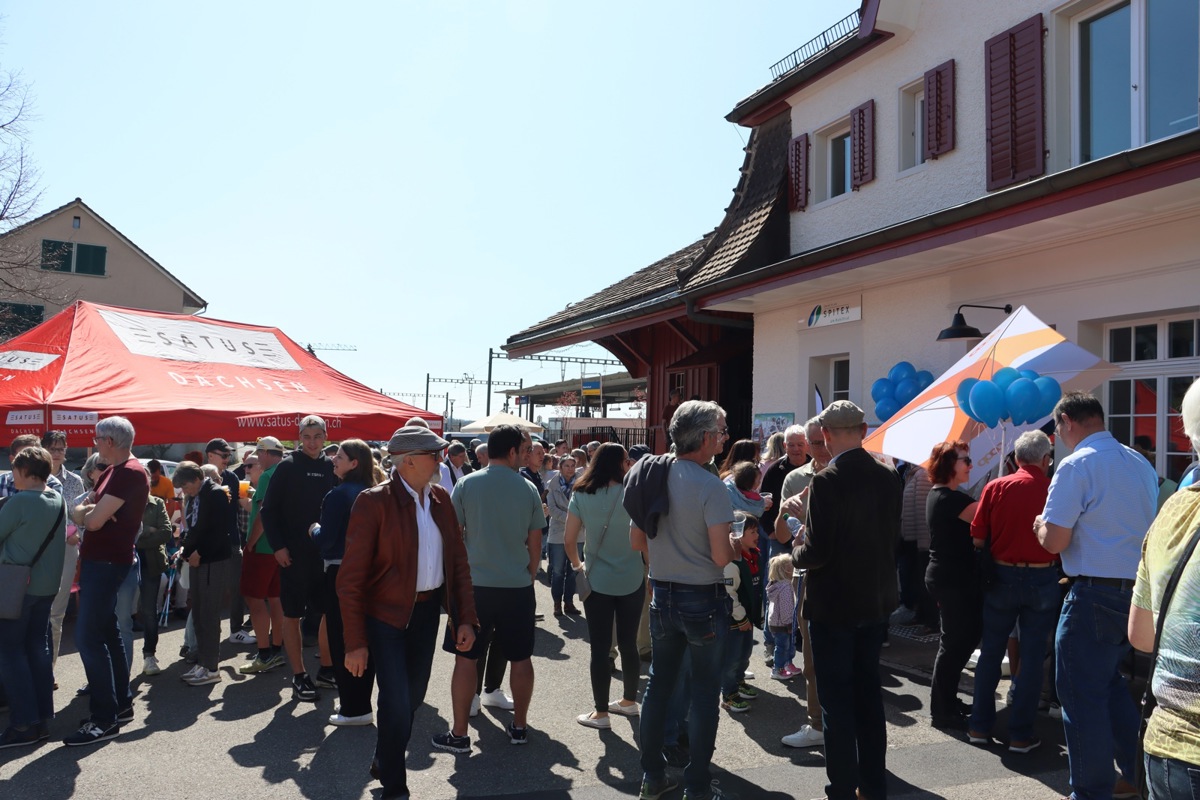 Die Einweihung des frisch sanierten Bahnhofsgebäudes stiess bei der Bevölkerung auf reges Interesse.