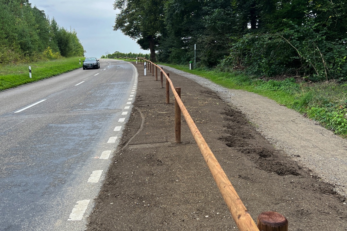 Strasse, Humus und Wanderweg, aber kein Parkplatz mehr.