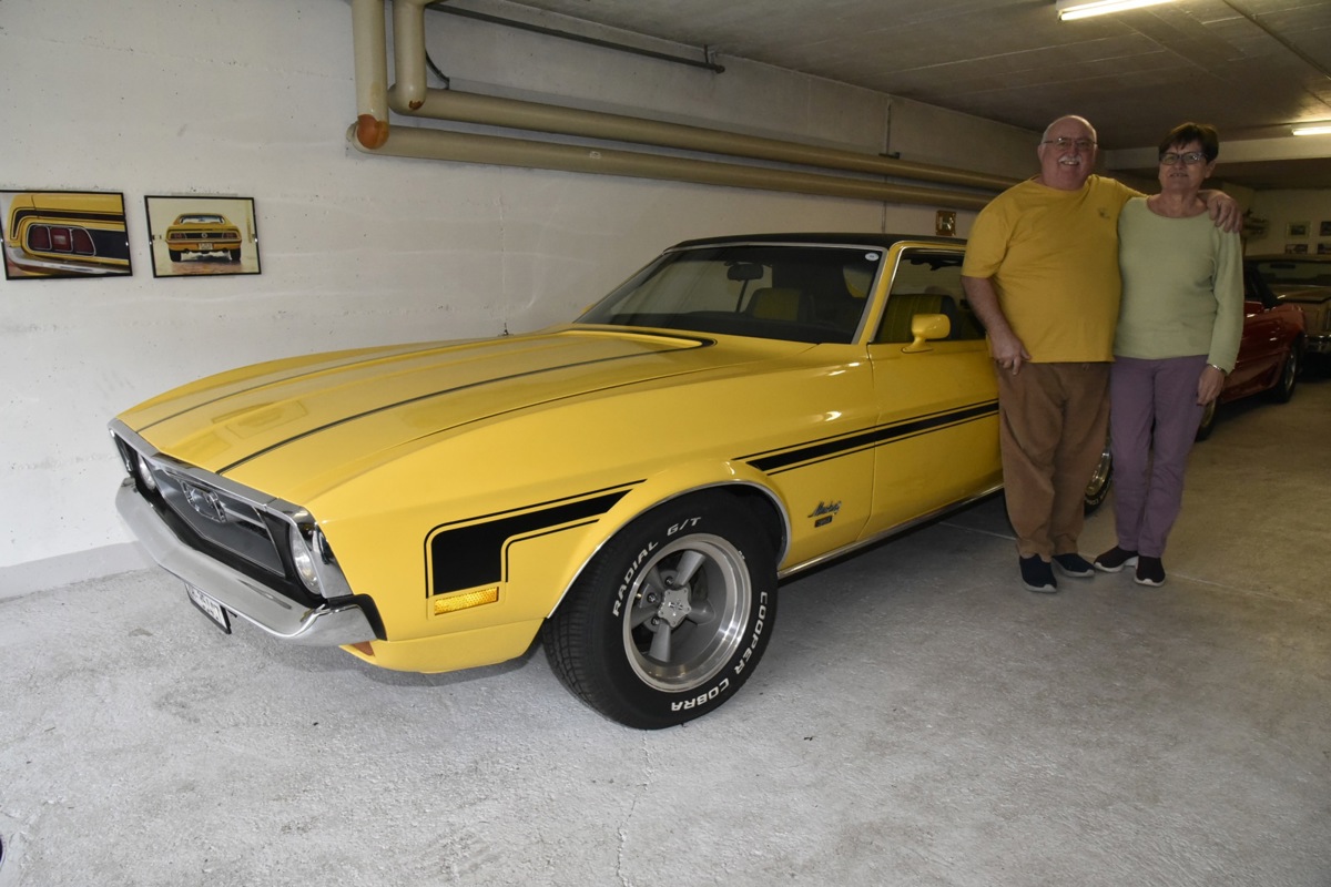 Mit ihrem Ford Mustang fahren Sepp und Cornelia Fischer gerne Handycapierte spazieren.