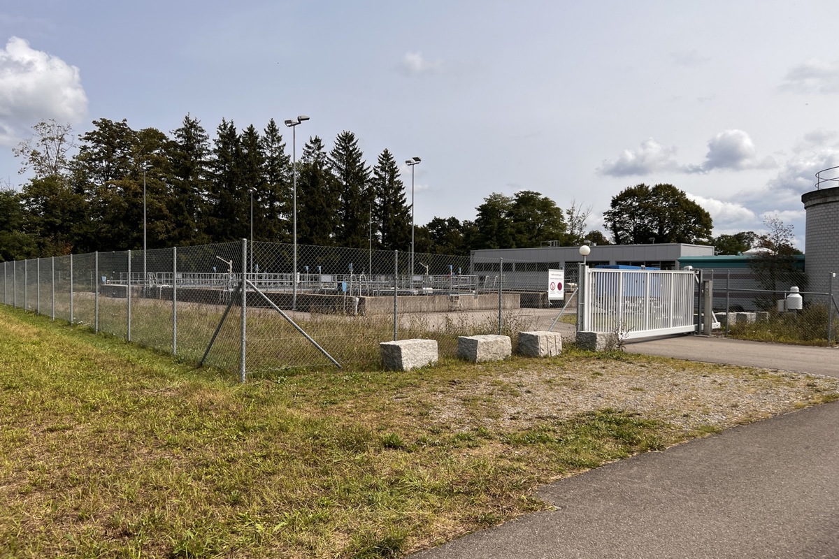 In dieser Ecke beim Zaun der Andelfinger Kläranlage kommt das geplante Stufenpumpwerk zu stehen. Dieses wird bei Bedarf Wasser in beide Richtungen pumpen können.
