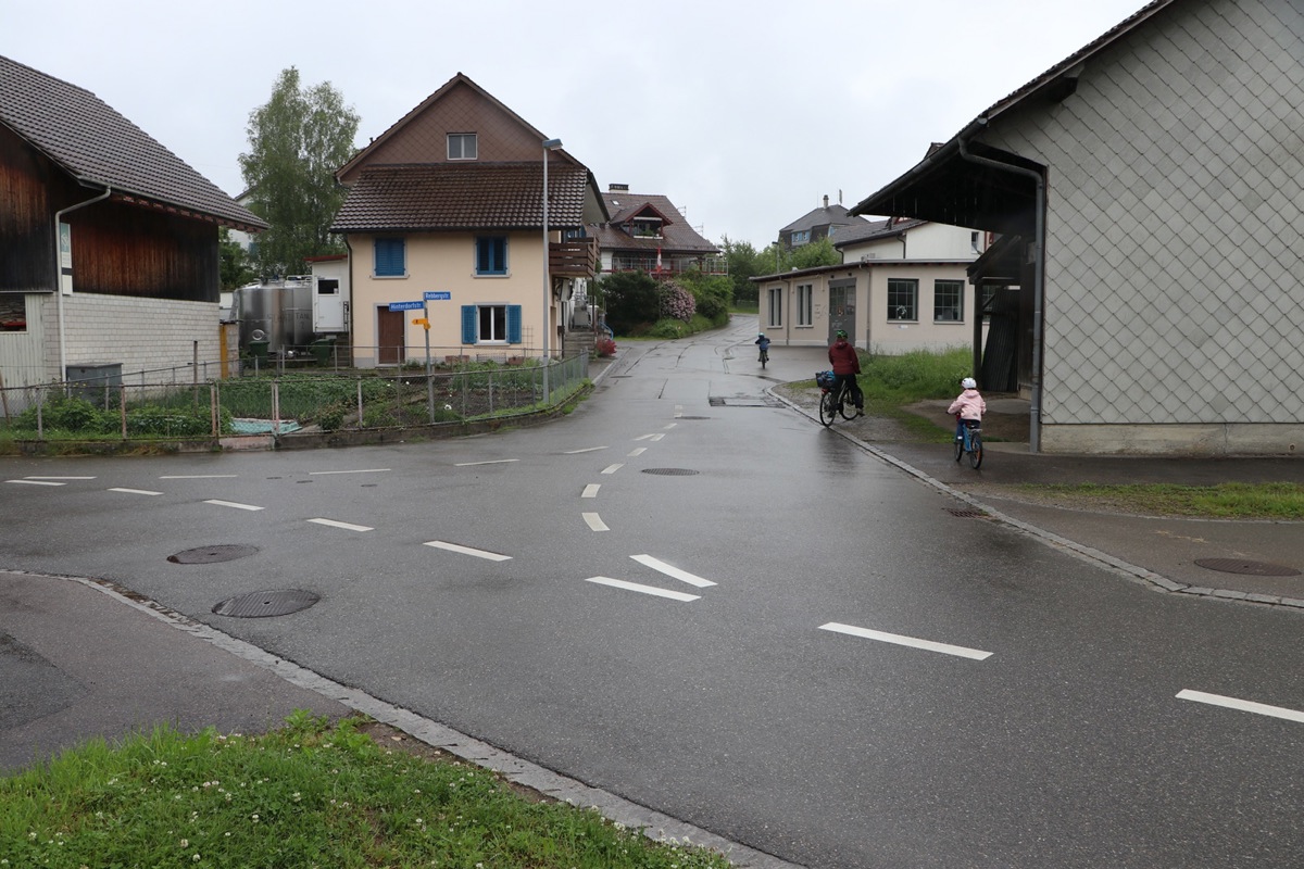 Kein Trottoir und viele Kinder Kein Trottoir und viele Kinder