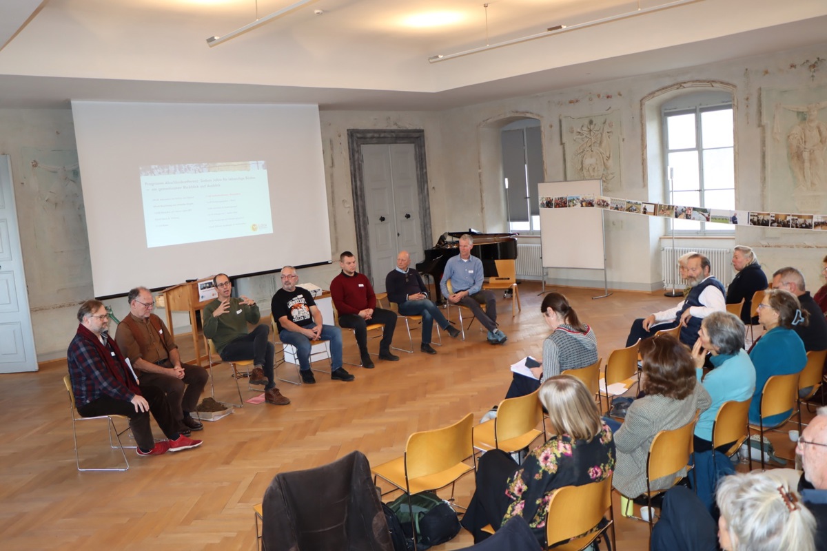 Die  Diskussionsrunde bestand aus Mathias Forster und Ulrich Hampl (von links, beide Bio-Stiftung Schweiz), Ian Rothwell (My Climate) und den teilnehmenden Landwirten Andy Vogel, David Steyer, Urs Sperling und Hans Holland.