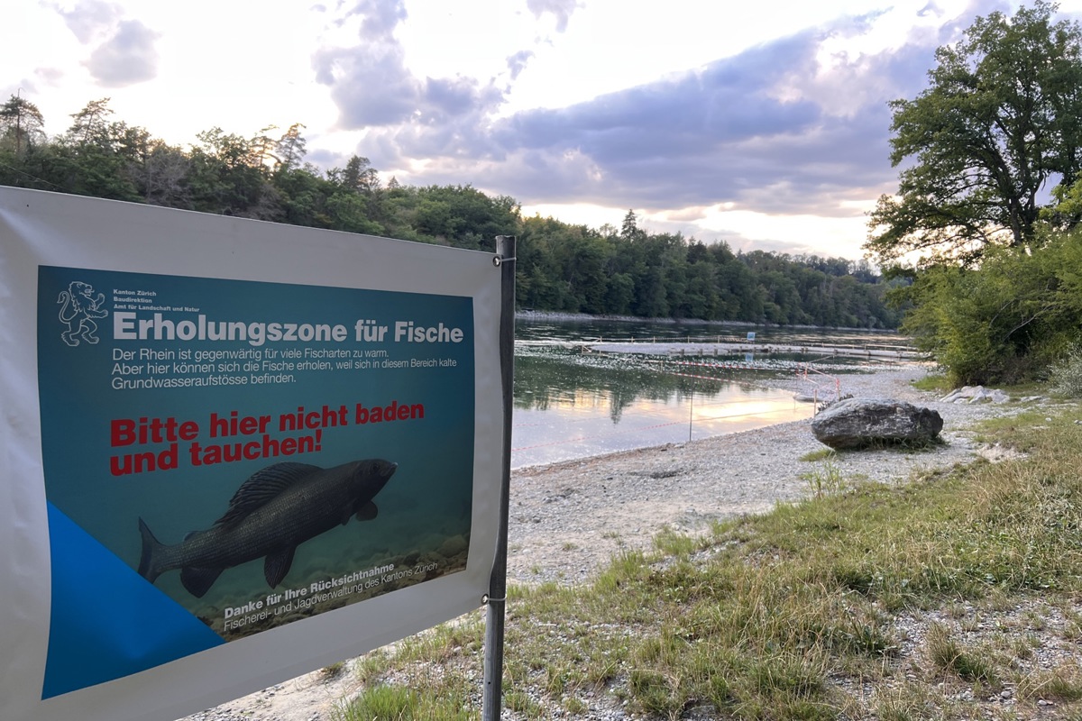 Eine Blache weist auf die kritische Si­tua­tion für Fische hin