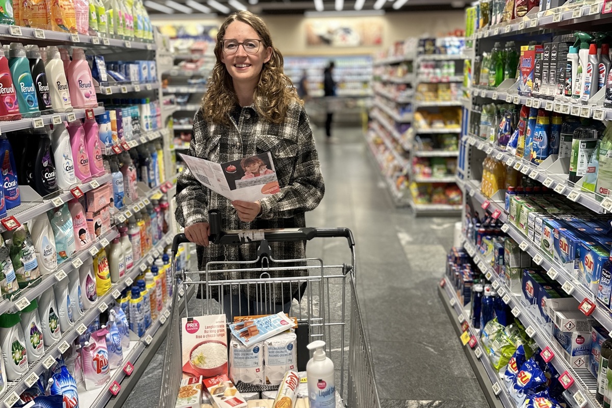 Im Einkaufswagen liegen nur Artikel, die den Vorschriften der Aktion Weihnachtspäckli entsprechen. Zusammengestellt hat sie die Kommunikationsverantwortliche von «Licht im Osten», Ilona Kummer. Im Einkaufswagen liegen nur Artikel, die den Vorschriften der Aktion Weihnachtspäckli entsprechen. Zusammengestellt hat sie die Kommunikationsverantwortliche von «Licht im Osten», Ilona Kummer.