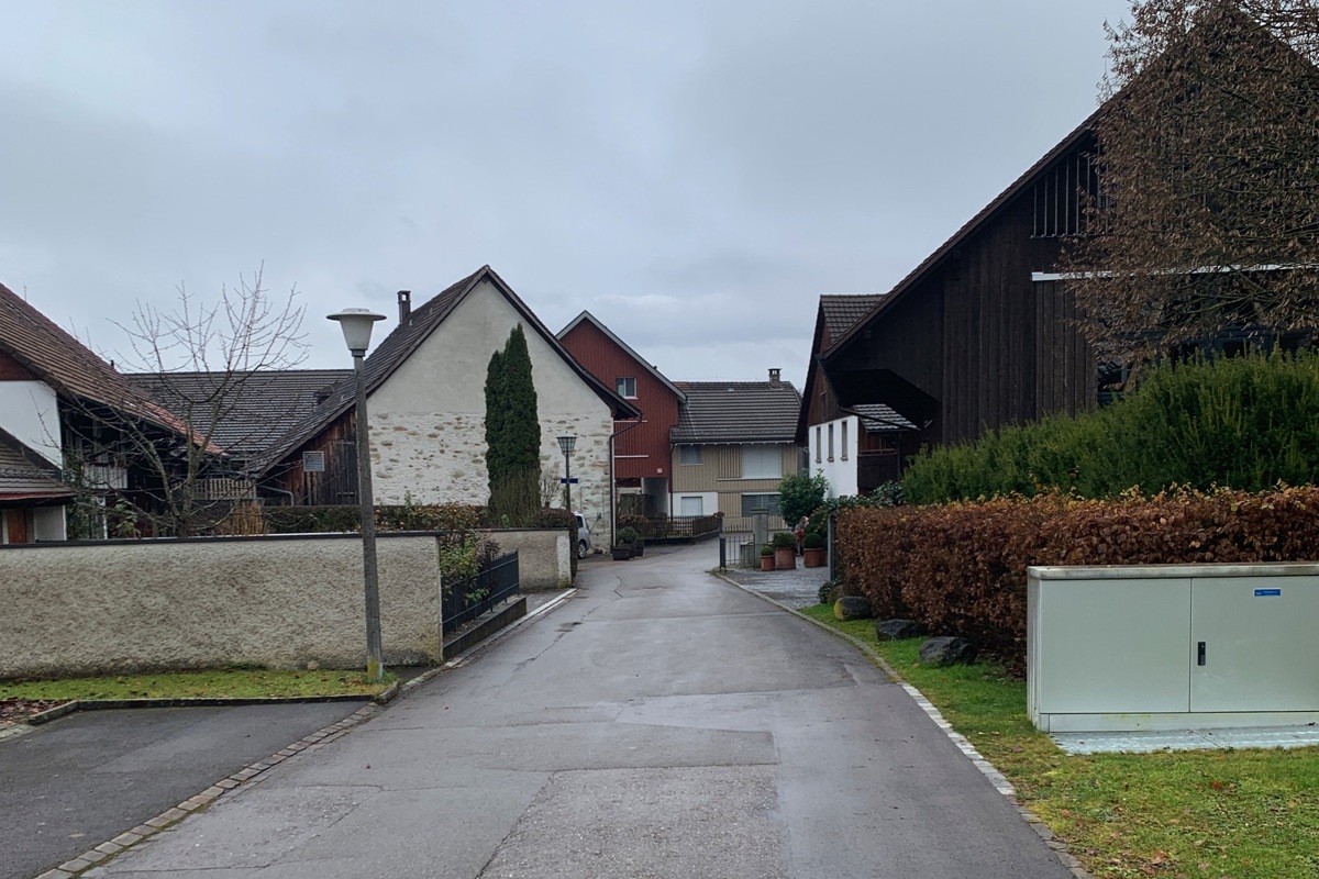 Offensichtlich muss die Strasse im Brunnenrain-Quartier erneuert werden.