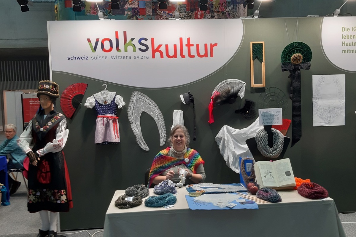 Beatrice Frei präsentierte an der Olma am Stand der Interessengemeinschaft Volkskultur die alte Technik des Filetknüpfens. Moderne Loops liegen auf dem Tisch.