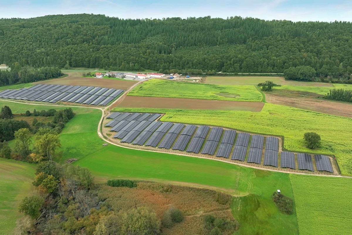 Der Solarpark am Ortsrand von Gailingen (D) besteht aus zwei Anlagen, einem westlichen und einem östlichen Teil mit insgesamt 10'500 Modulen.