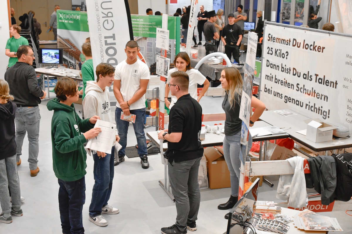 An der Tischmesse nutzten Schülerinnen und Schüler die Möglichkeit