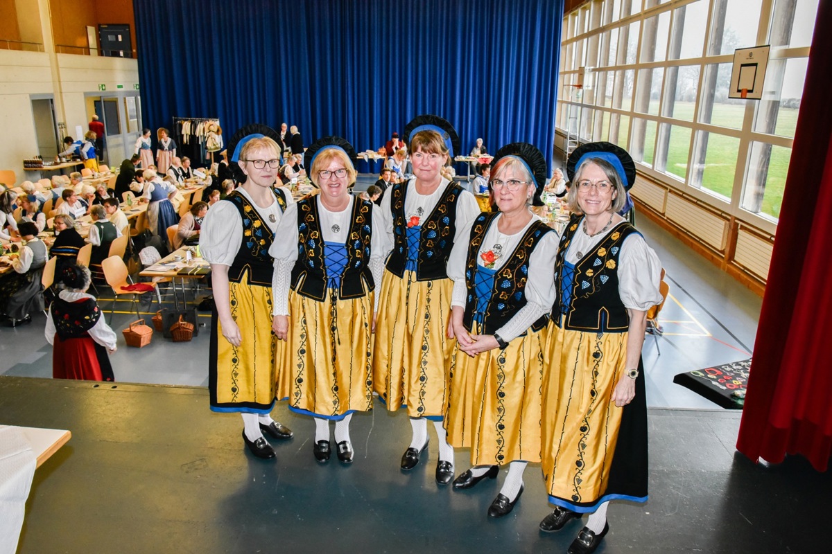 Der Vorstand der Trachtengruppe Weinland Bezirk Andelfingen wurde wiedergewählt (von links): Diana Fisler, Susanna Schneider, Karin Lüscher (Präsidentin), Yvonne Jucker, Bettina Nägeli. 