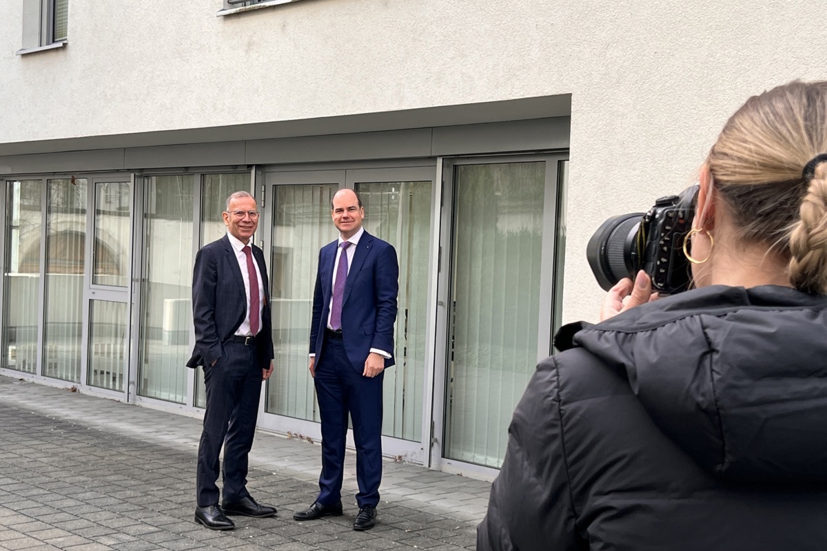 Hannes Germann (links) und Beat Stöckli posieren vor dem Provisorium an der Frauengasse. Der Neubau des Hauptsitzes kostet die Ersparniskasse rund zwei Millionen mehr als ursprünglich geplant und soll im Sommer abgeschlossen sein