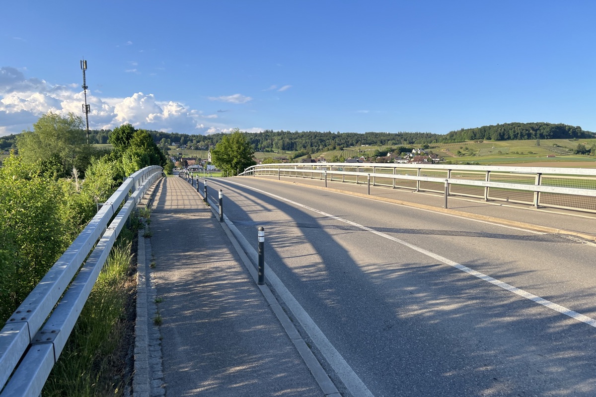 Der nördliche Gehweg wird verschmälert, wodurch die Strasse und der Radweg mehr Platz erhalten. Zweiter auch dadurch, dass das Geländer an der Aussenseite der Brücke montiert wird.