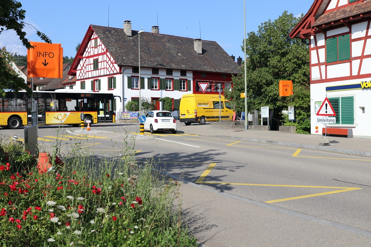Noch zwei Monate lang bedienen Postautos in Benken nicht die ordentlichen Haltestellen
