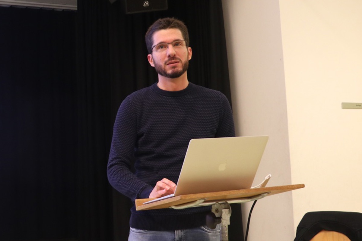 Michael Lutz berät Lehrpersonen und Eltern, worauf beim Umgang mit künstlicher Intelligenz zu achten ist. Hier am Vortrag zum Thema «Künstliche Intelligenz im Klassenzimmer», der vom Elternforum Henggart organisiert wurde. Michael Lutz berät Lehrpersonen und Eltern, worauf beim Umgang mit künstlicher Intelligenz zu achten ist. Hier am Vortrag zum Thema «Künstliche Intelligenz im Klassenzimmer», der vom Elternforum Henggart organisiert wurde.